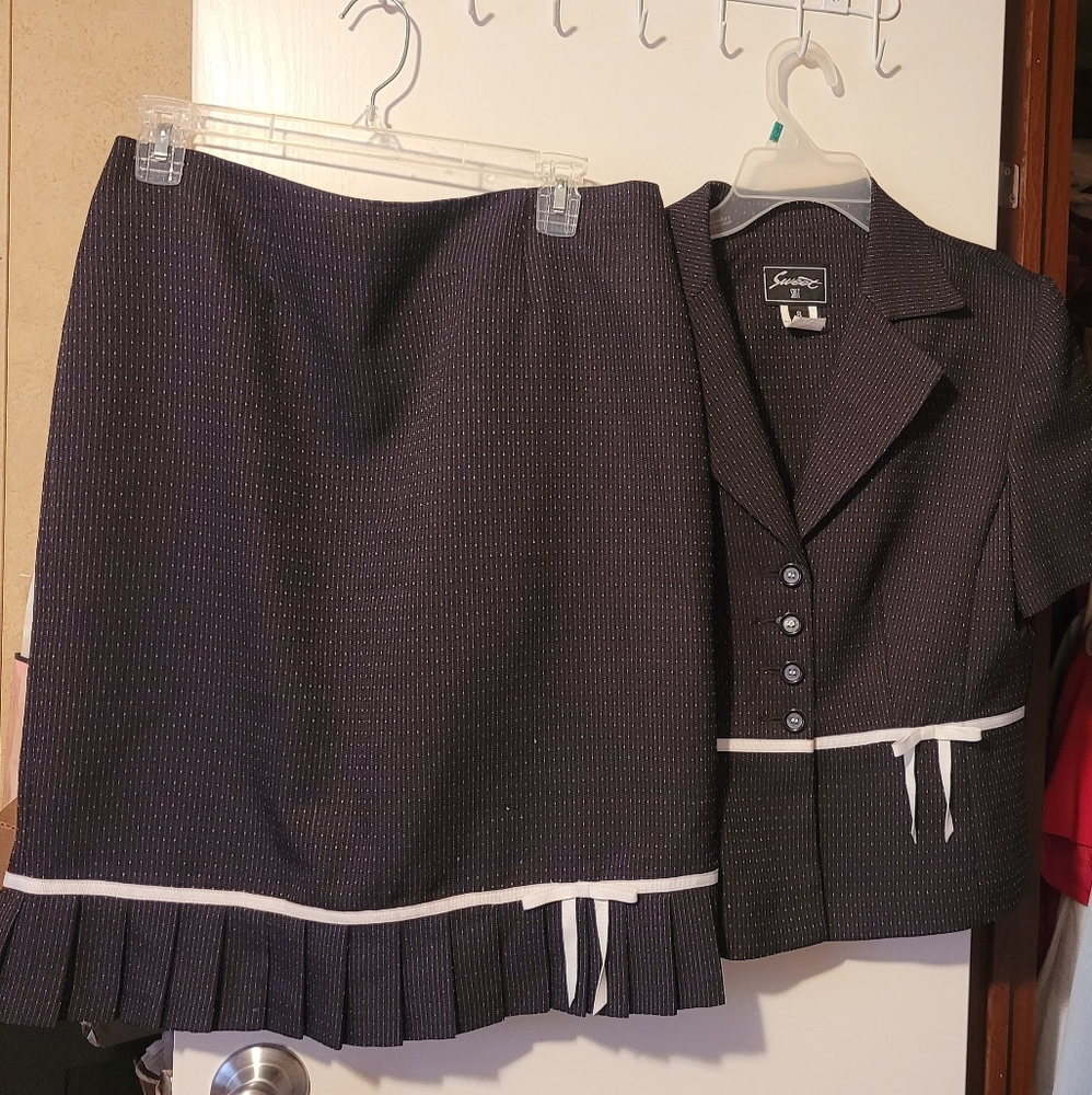 Sweet Suit two piece dress set. Black and White straps. Size 8 ladies.